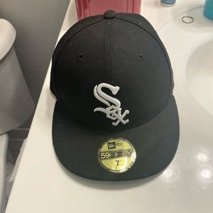 White Sox fitted hat. NWT, sz 7 (55.8cm)